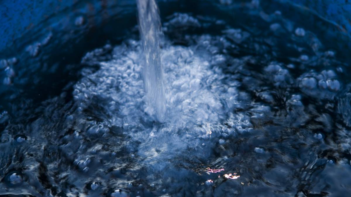 Agua purificada en un tanque. 
