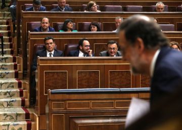 Mariano Rajoy y Pedro S&aacute;nchez durante el Pleno de Investidura en el Congreso.