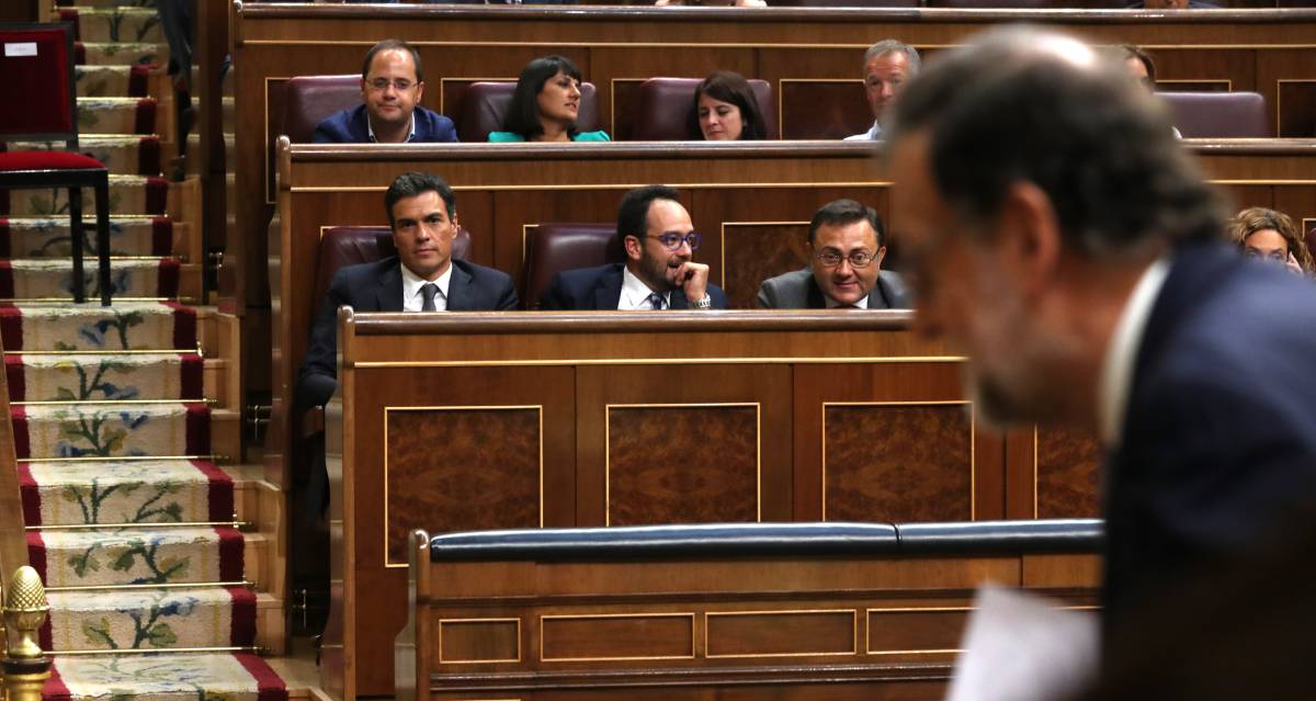 Mariano Rajoy y Pedro S&aacute;nchez durante el Pleno de Investidura en el Congreso.