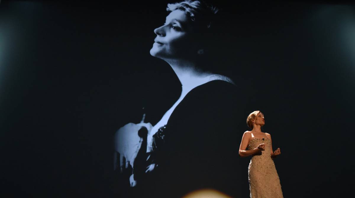 Sonia Bergamasco en el escenario en la ceremonia de apertura del festival de cine de Venecia 2016.