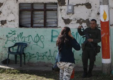 Una mujer conversa con un Polic&iacute;a en Toribio (Colombia). La normalidad reina pocas horas del cese al fuego definitivo entre las FARC.
