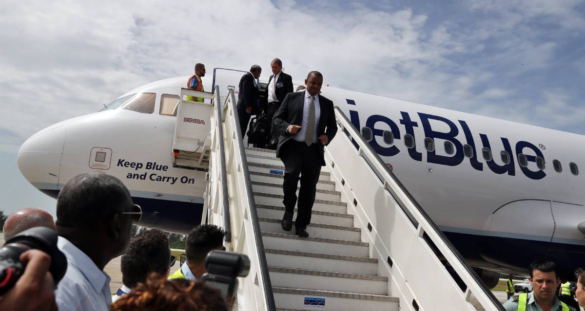 El secretario de Transporte de EE.UU, Anthony Fox (c), llega a Santa Clara (Cuba) en el avión 387 de la aerolínea estadounidense jetBlue .