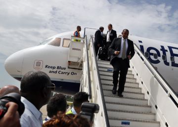 El secretario de Transporte de EE.UU, Anthony Fox (c), llega a Santa Clara (Cuba) en el avi&oacute;n 387 de la aerol&iacute;nea estadounidense jetBlue .