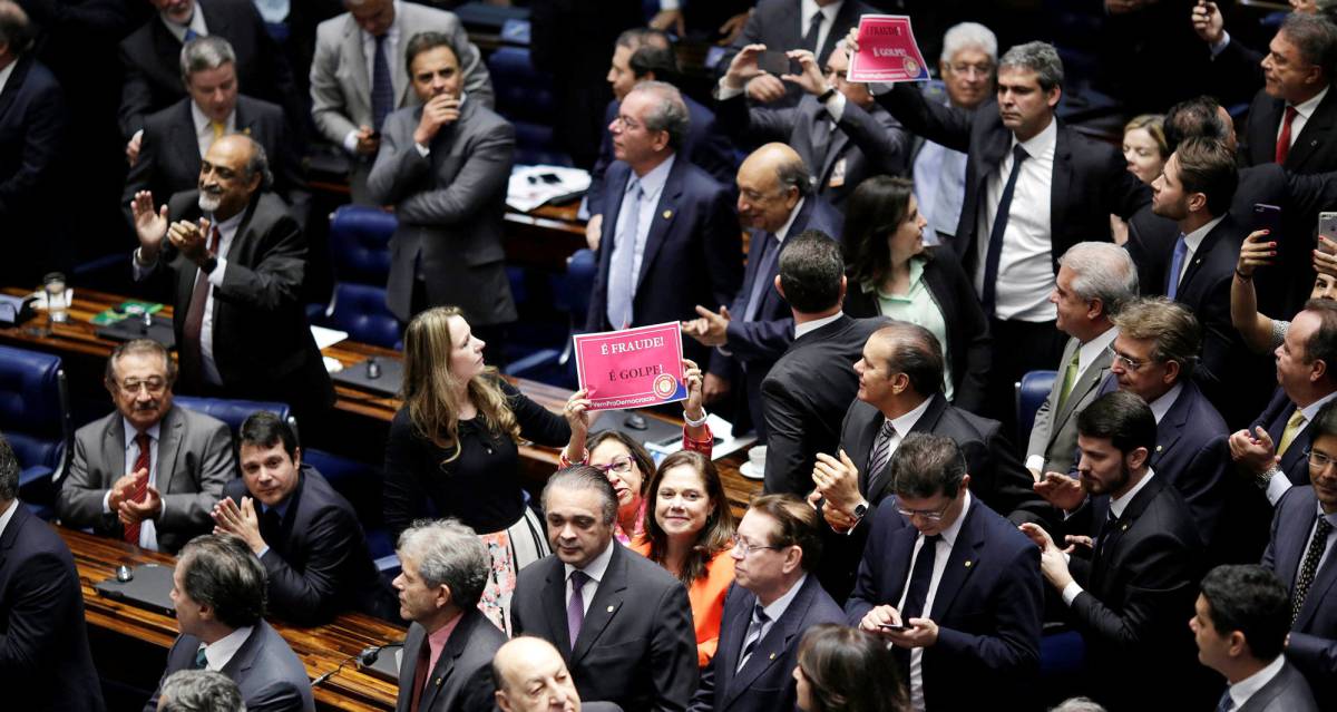 Senadores reaccionan tras las votaciones finales en el Senado de la capital brasileña.