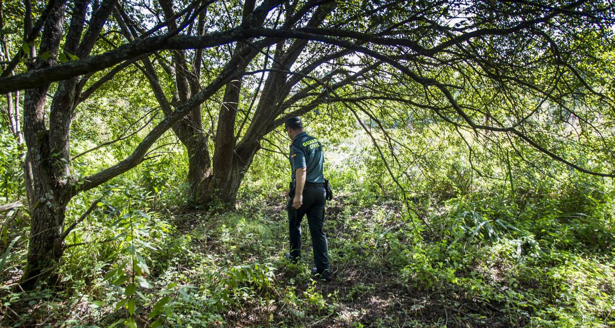 Un guardia civil buscando a la desaparecida Diana Quer en A Pobra do Caramiñal (A Coruña).