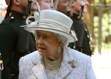 La reina Isabel II pasa revista al Regimiento Real de Escocia en su residencia de verano en Balmoral, el pasado 8 de agosto. 