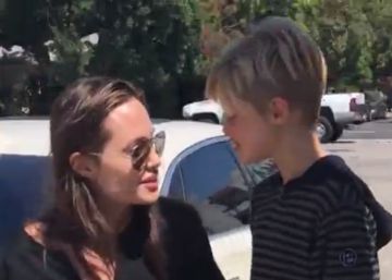 Angelina Jolie junto a su hija Shiloh y los hermanos Alexander, en Los &Aacute;ngeles. 