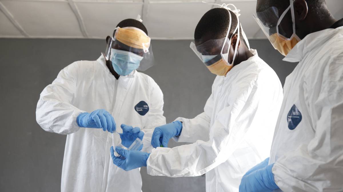 Médicos invetigan la muerte de una mujer en Liberia.