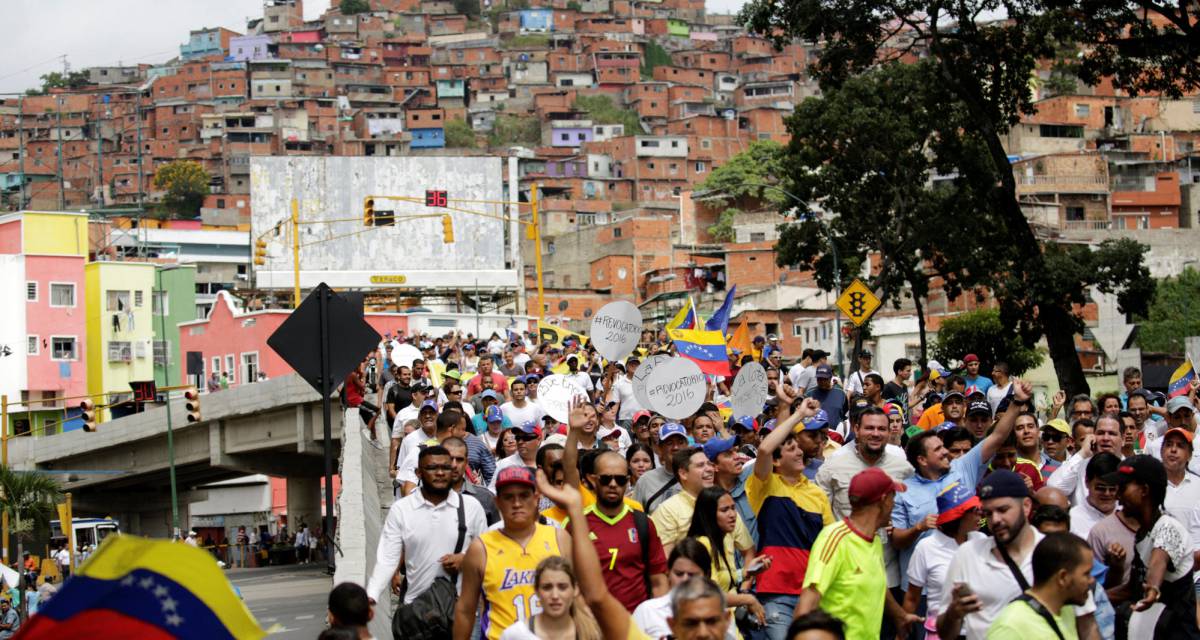Opositores participan en la marcha convocada en Caracas para exigir un referendum que destituya al presidente Maduro.