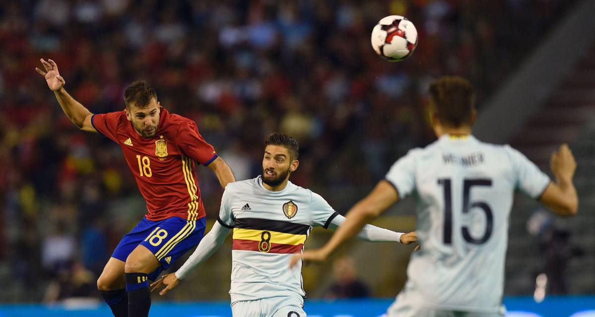 Jordi Alba (i) compite con el belga Yannick Carrasco (C) durante el partido de fútbol amistoso entre Bélgica y España en el estadio Rey Balduino de Bruselas.