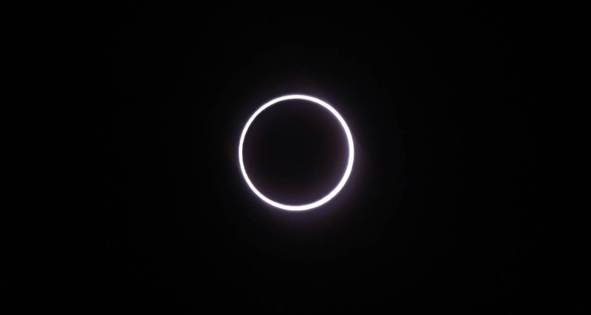 Eclipse solar anular visto desde la isla del Oc&eacute;ano &Iacute;ndico de La Reuni&oacute;n. 