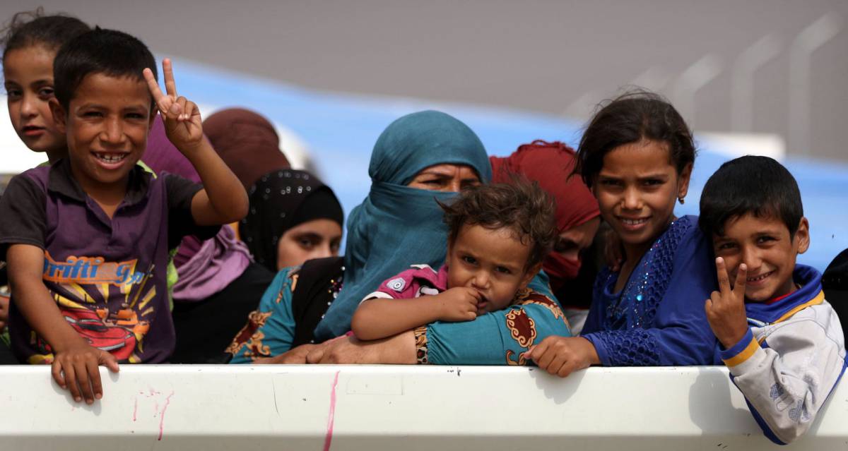 Familias iraqu&iacute;es que han hu&iacute;do de la violencia de Mosul reaccionan en el campo de Dibaga antes de volver a sus hogares.