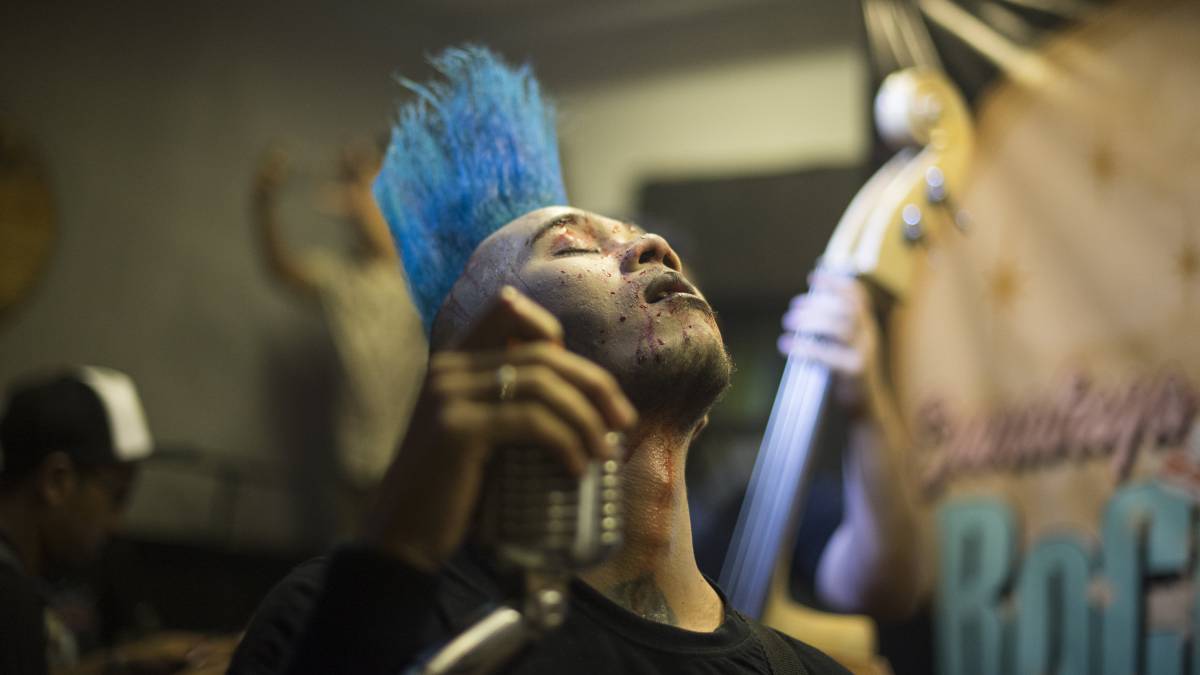 El cantante invitado, Bowo Prisoner, en un concierto organizado por Arekisme.