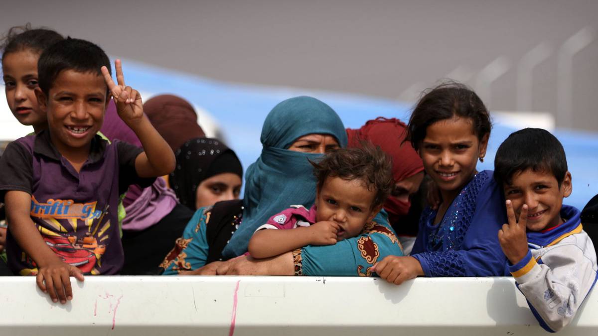 Familias iraquíes que han huído de la violencia de Mosul reaccionan en el campo de Dibaga antes de volver a sus hogares.