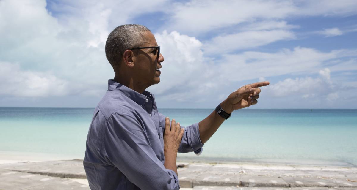 El presidente Barack Obama habla a los medios en la playa Turtle Beach, durante un tour en la reserva natural de Papahānaumokuākea, en las Islas Midway (Hawái).