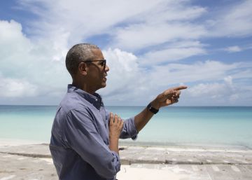 El presidente Barack Obama habla a los medios en la playa Turtle Beach, durante un tour en la reserva natural de Papahānaumokuākea, en las Islas Midway (Haw&aacute;i).