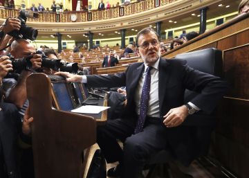 El presidente del Gobierno en funciones, Mariano Rajoy, en su esca&ntilde;o durante la tercera sesi&oacute;n del debate de su investidura.