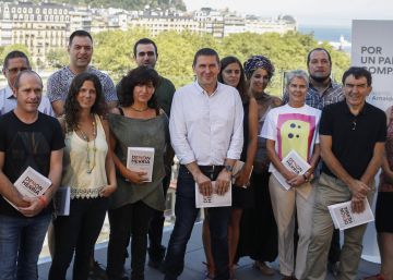 El dirigente abertzale Arnaldo Otegi  presentando en San Sebasti&aacute;n la propuesta pol&iacute;tica que ha elaborado junto con su equipo de trabajo.