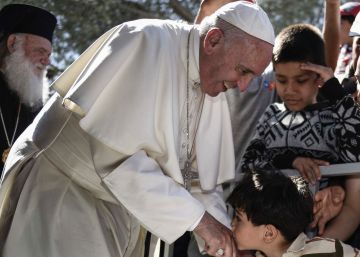 El Papa Francisco con ni&ntilde;os refugiados en la isla de Lesbos