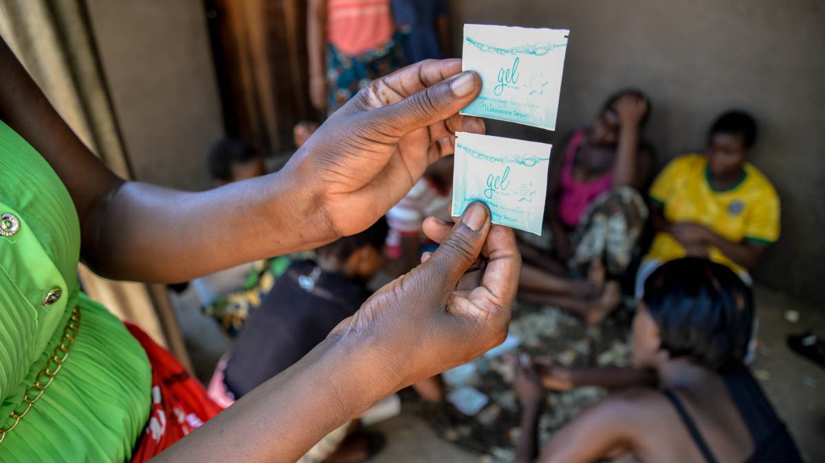 Cecilia distribuye lubricantes en Monikera place.