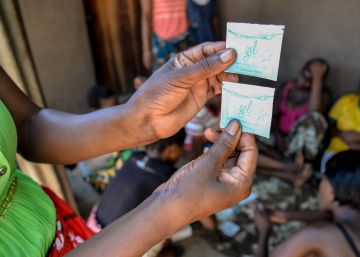 Cecilia distribuye lubricantes en Monikera place.