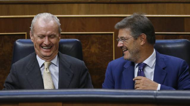 Pedro Moren&eacute;s (i) y Rafael Catal&aacute;, este viernes en el Congreso.