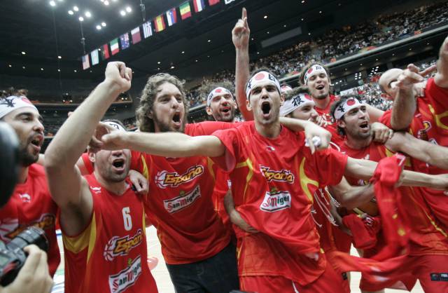 Los jugadores españoles celebran el título.