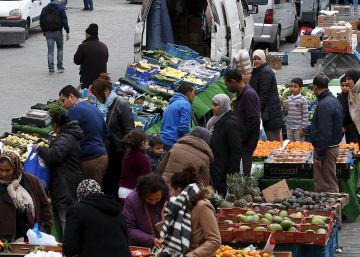 Vecinos del barrio de Moleenbek, en Bruselas, cuna de una buena parte de los yihadistas en la UE, compran  en un mercado.