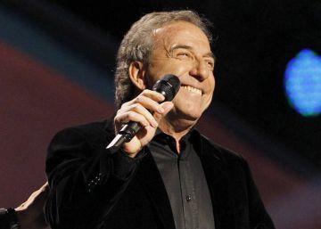 Marc Anthony (izquierda) y Jos&eacute; Luis Perales, en la gala de los Grammy latinos en Las Vegas, en 2010.