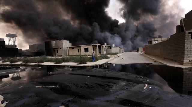 Humo tras los combates en Mosul.