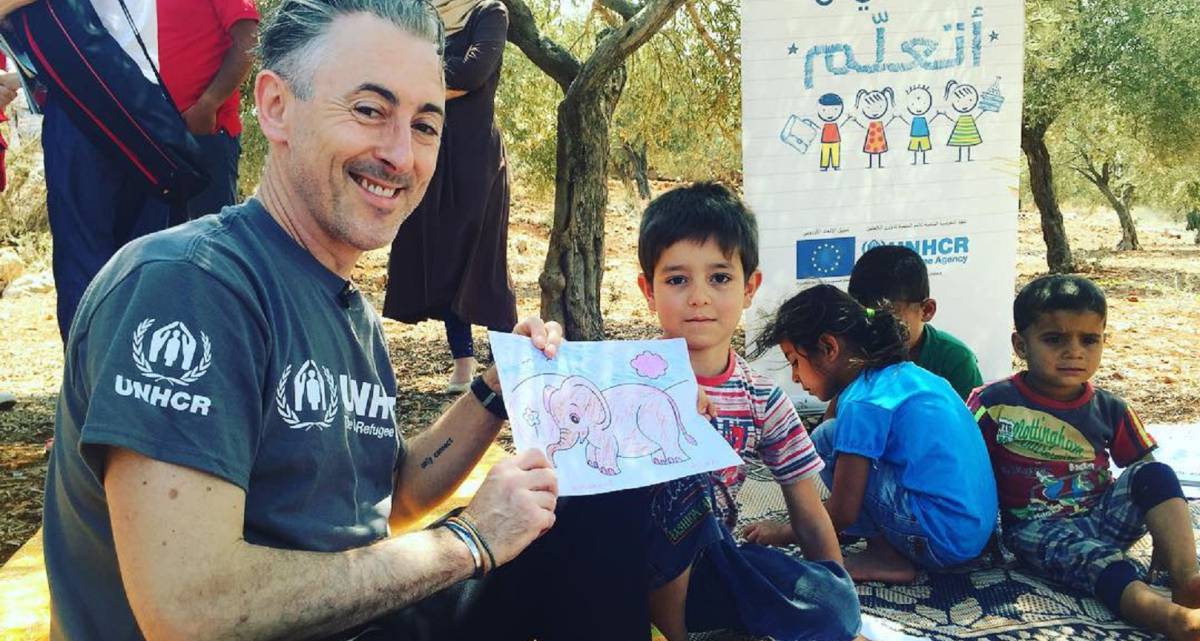Alan Cumming, junto algunos ni&ntilde;os refugiados.