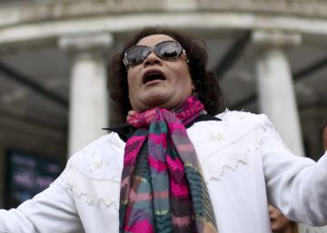 Un imitador de Juan Gabriel, a las puertas del Palacio de Bellas Artes en la Ciudad de México.