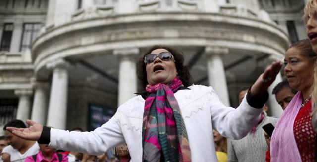 Un imitador de Juan Gabriel, a las puertas del Palacio de Bellas Artes en la Ciudad de México.
