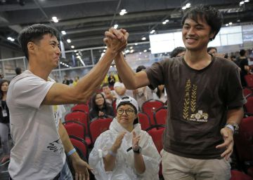 Seguidores celebran la victoria de Eddie Chu Hoi-dick