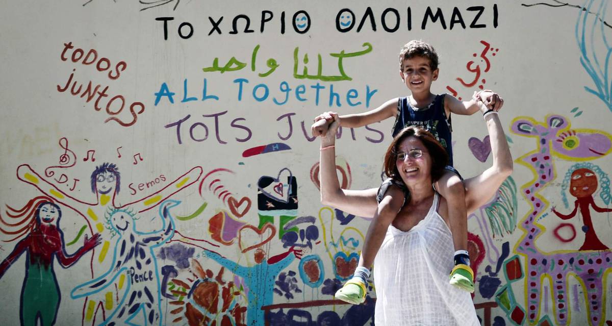La activista Efi Latsoudi juega con un niño refugiado en la 'Village All together' o PIKPA village, en la isla de Lesbos (Grecia).