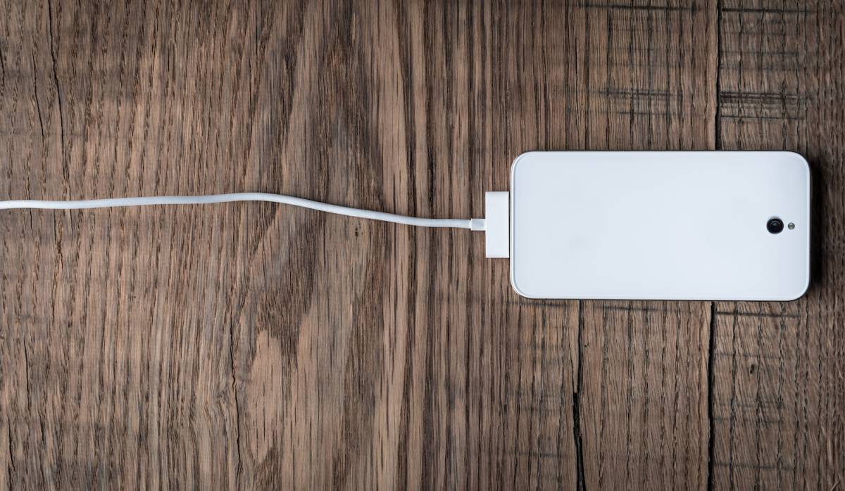Cargar la batería al 100% puede acabar con su móvil