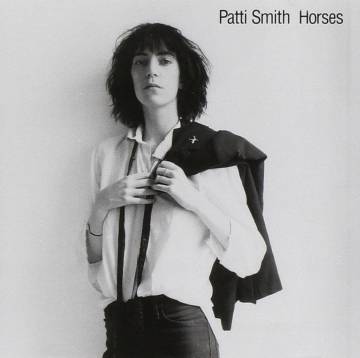 Capa de ‘Horses’, primeiro disco de Patti Smith, que virou um ícone apesar de se distanciar dos cânones femininos da época (1975).