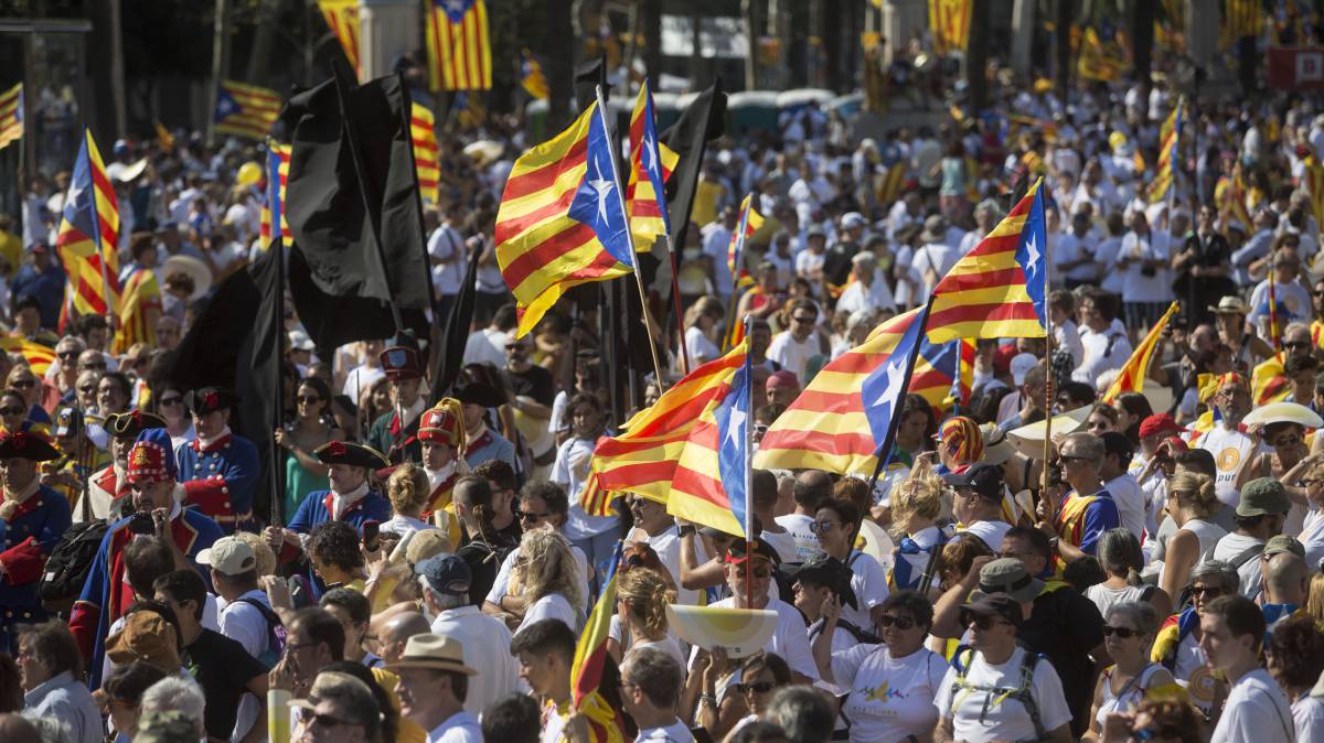 Personas con esteladas se manifiestan a favor de la independencia de Cataluña.