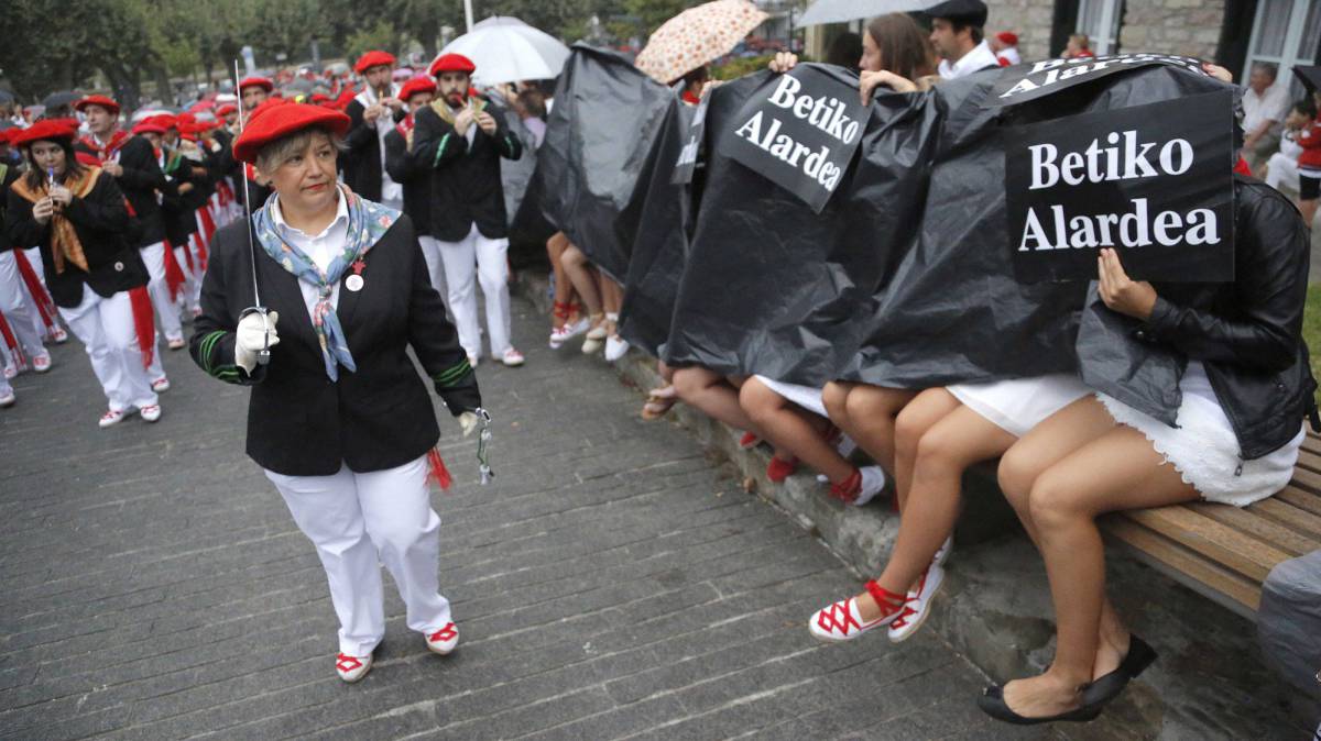 La compañía Jaizkibel desfila en Hondarribia.