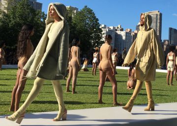 Modelos durante el desfile Yeezy Season 4, de Kanye West, ayer en la isla de Roosevelt, en Nueva York. 