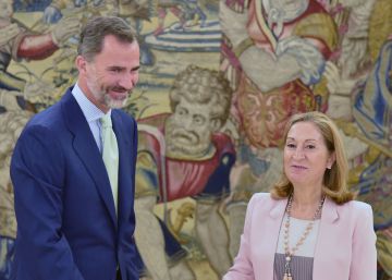 Felipe VI recibe a la presidenta del Congreso, Ana Pastor. 