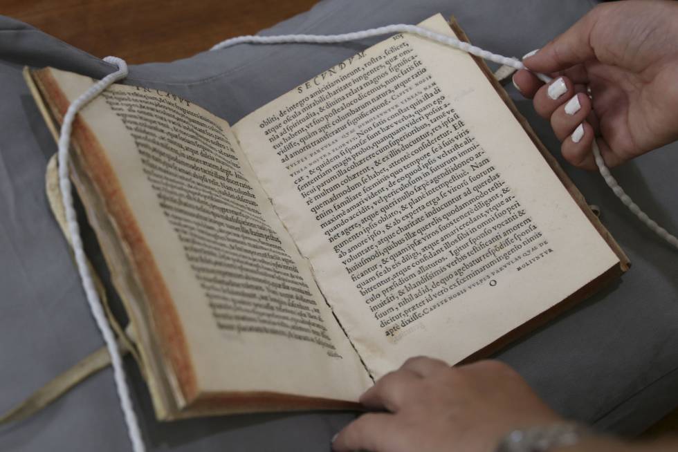 Un libro de la Biblioteca Nacional y el separador de hilo utilizado para marcar las páginas que se desean reproducir. Un libro de la Biblioteca Nacional y el separador de hilo utilizado para marcar las páginas que se desean reproducir.
