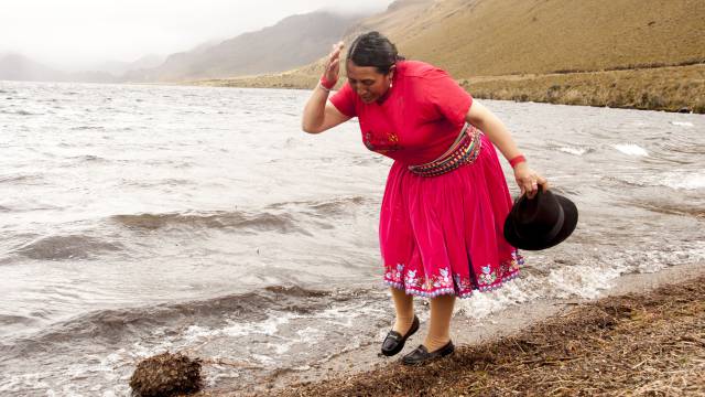 María Lluilema, campesina indígena, se moja la cabeza en las lagunas de Ozcogoche (Ecuador).