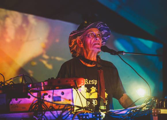 Tiene casi 80 años, pincha electrónica y lo comparan con Kraftwerk