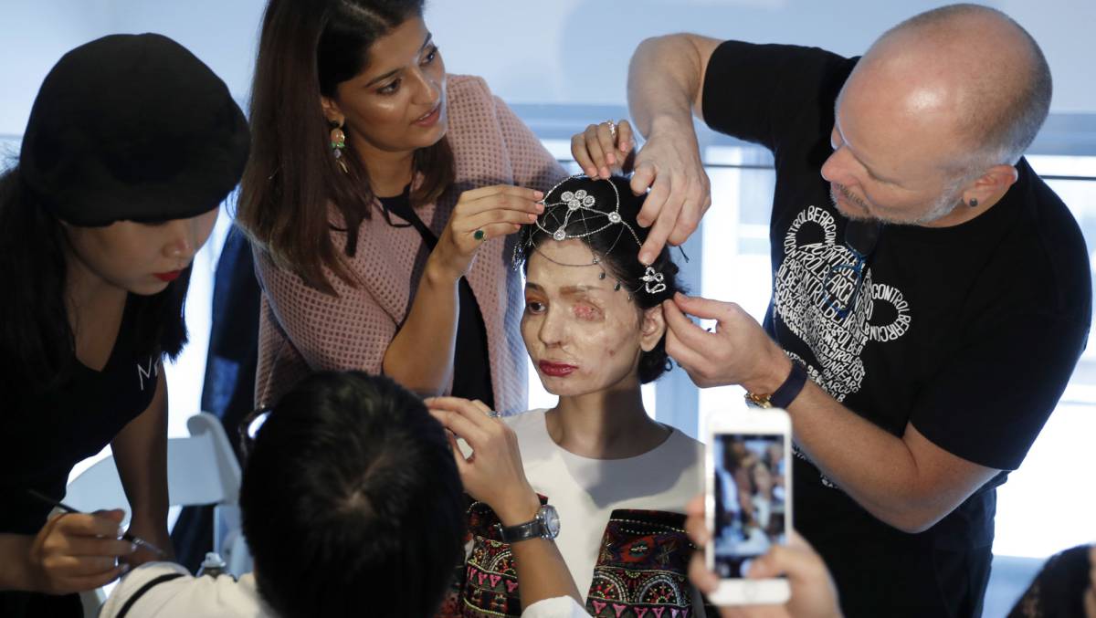 Reshma Querishi se prepara para el desfile.