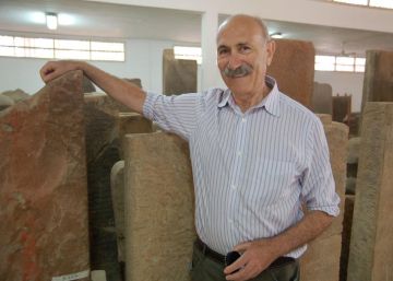 Amir Aczel posa junto a la piedra K-127