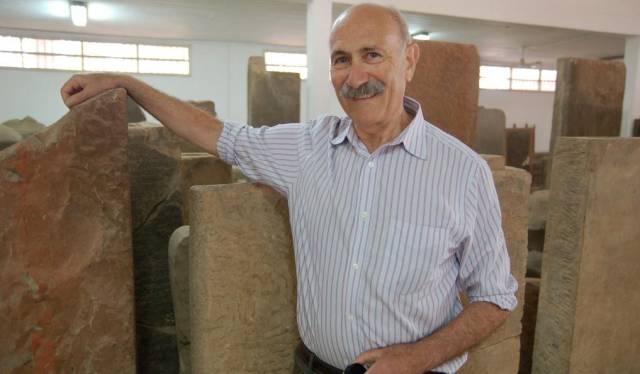 Amir Aczel posa junto a la piedra K-127