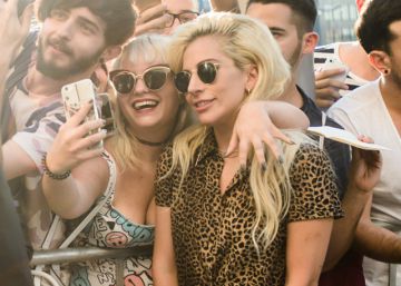 Lady Gaga posa con sus fans el jueves en Berl&iacute;n.