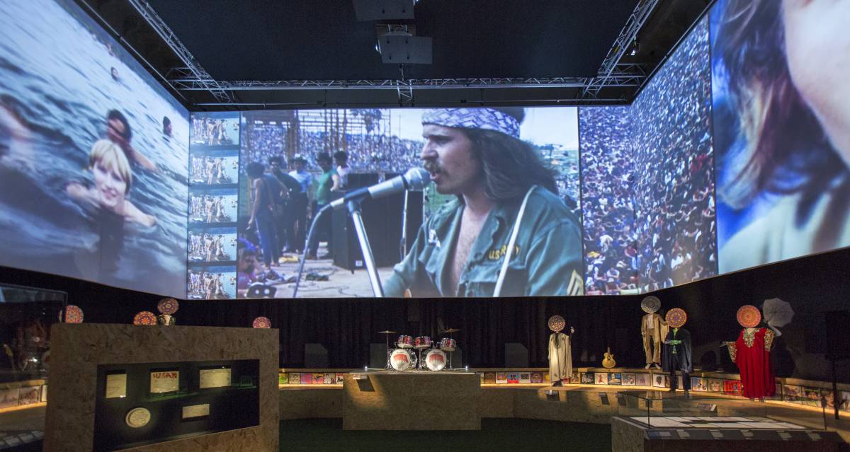 Instalación de la exposición You Say You Want a Revolution? Records and Rebels 1966 - 70.