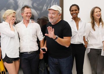 El fot&oacute;grafo Peter Lindbergh y algunas de las modelos que lo acompa&ntilde;aron en Rotterdam.